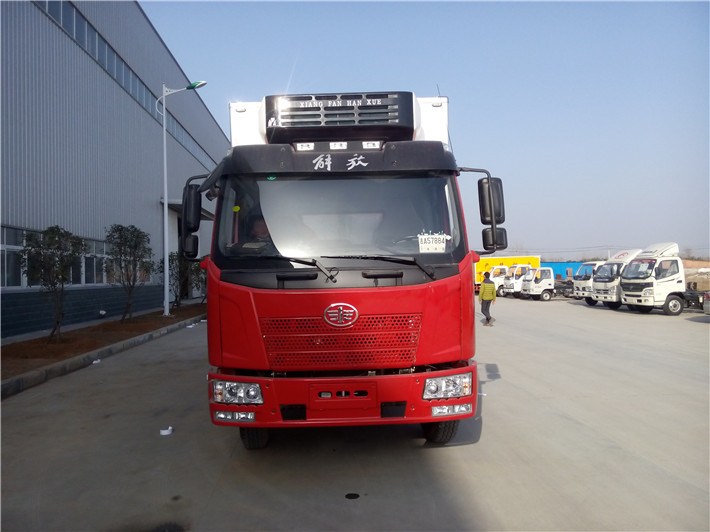 解放(fàng)J6L 6.8米冷藏車