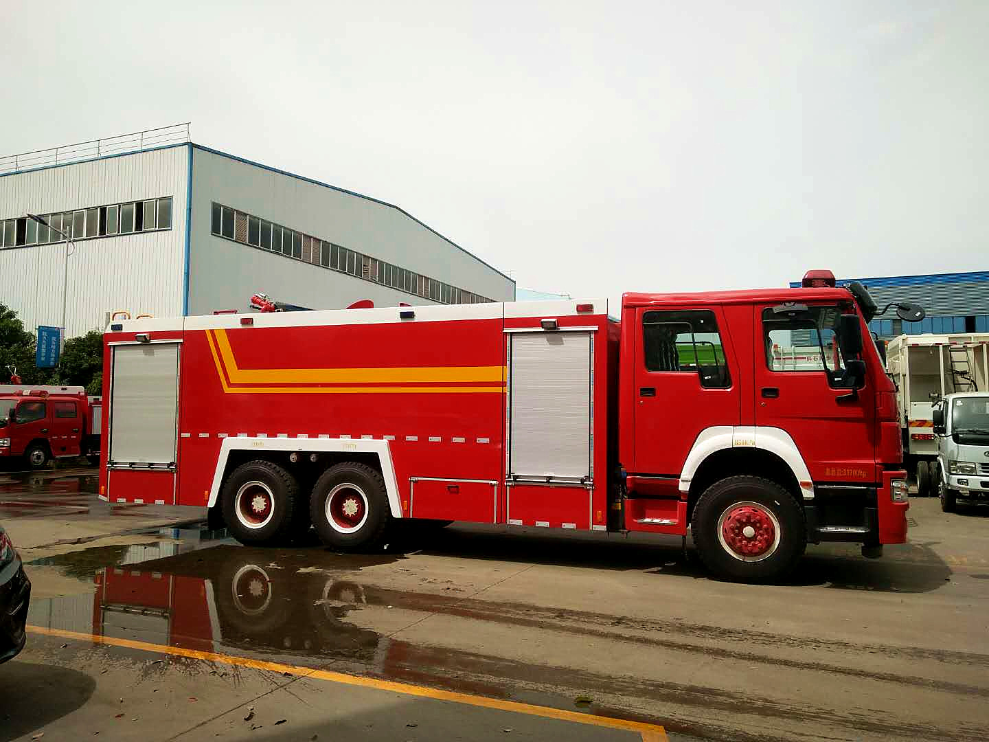 12噸重汽豪沃雙橋水罐消防車