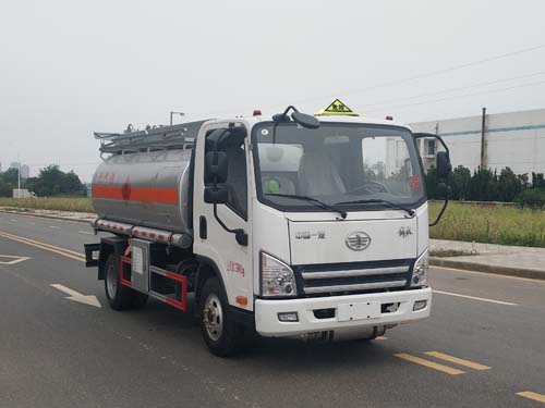 解放(fàng)虎威5噸加油車